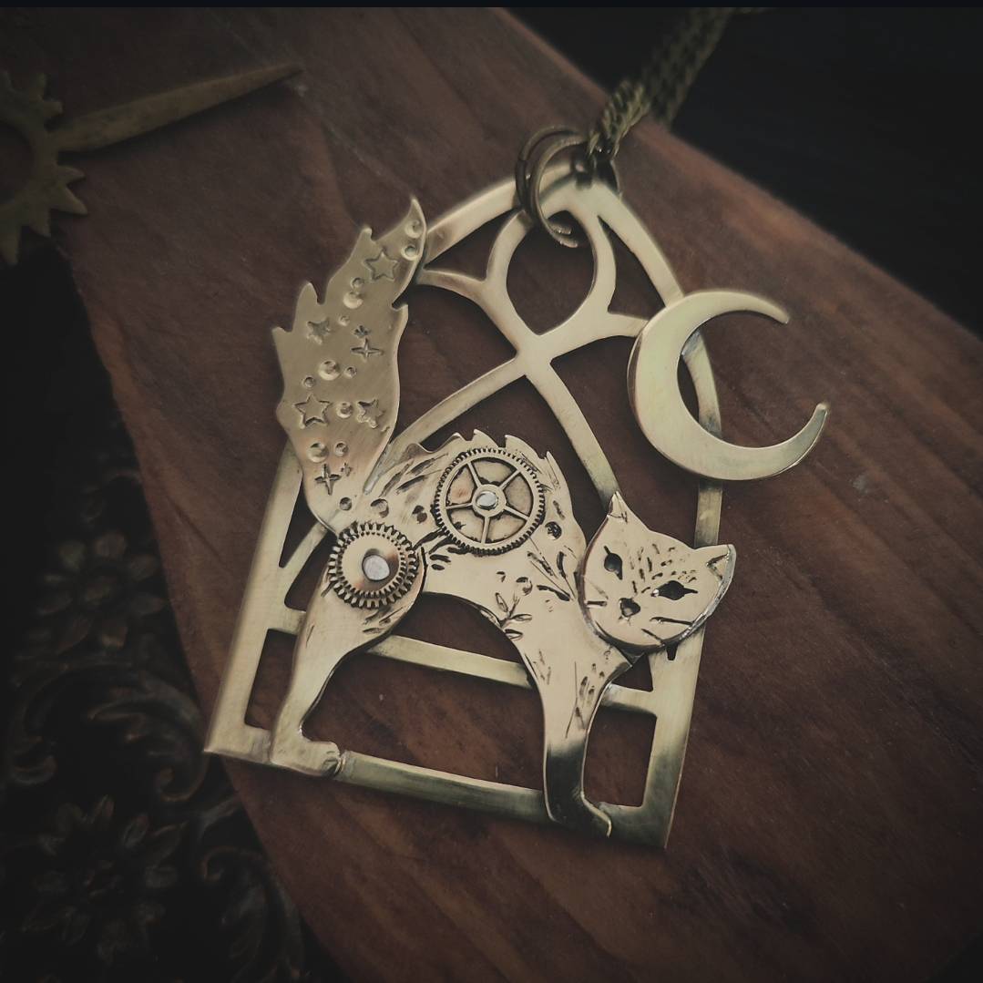 collier-chat-gothique-lune-engrenages-fenêtre
